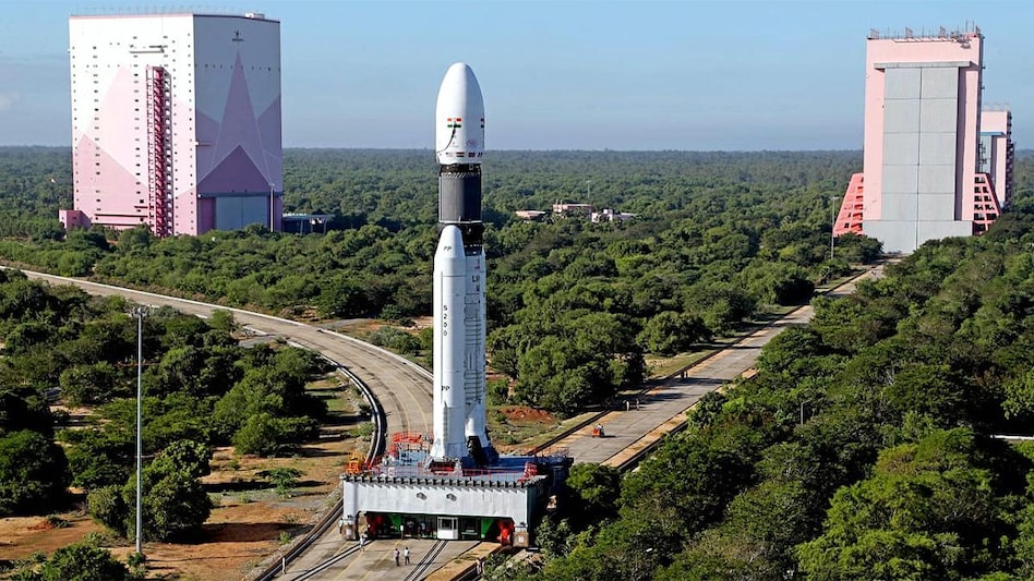 ये है ISRO का सबसे भारी रॉकेट LVM3 जिसे एसेंबलिंग यूनिट से लॉन्च पैड पर ले जा रहा है. (फोटोः ISRO)