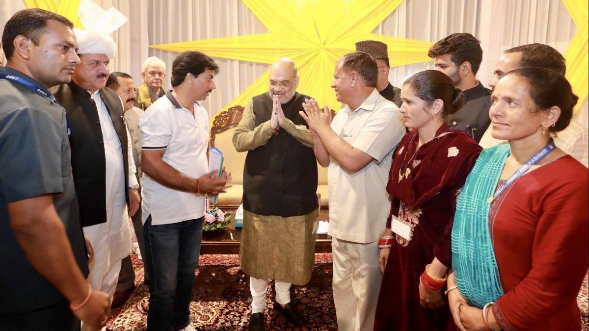 जम्मू-कश्मीर में अमित शाह से मिलते गुर्जर, बकरवाल और पहाड़ी समाज के लोग