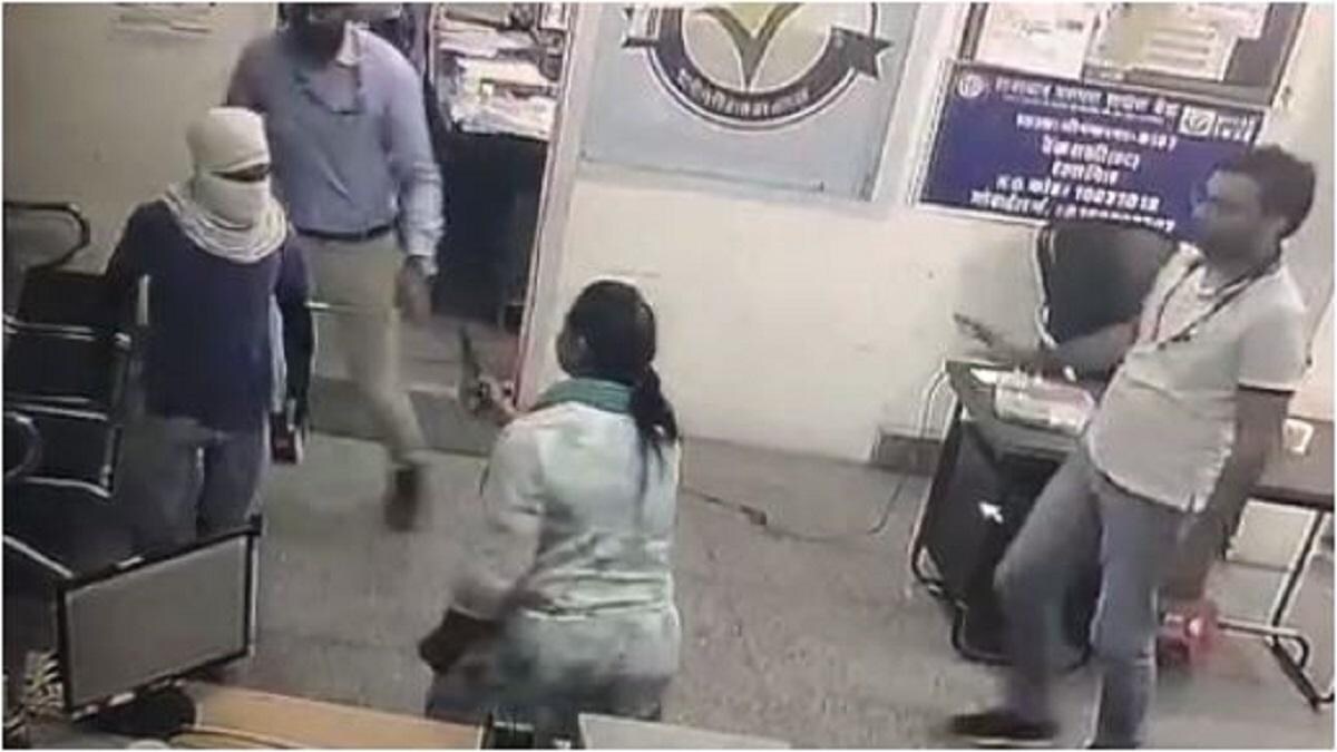 VIDEO: बैंक लूटने घुसे बदमाश से अकेली भिड़ीं मैनेजर, कैंची से किया वार, बचाए लिए ₹30 लाख - sri ganganagar bank robbery averted by brave lady manager cctv footage video goes viral