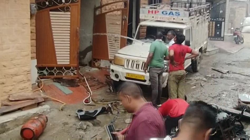 जोधपुर के कीर्ति नगर में हुआ हादसा, बढ़ सकती है मृतकों की संख्या (फोटो-ANI)