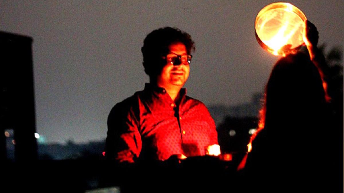 चांद दिखने के बाद कैसे खोलें करवा चौथ का व्रत? जानें विधि