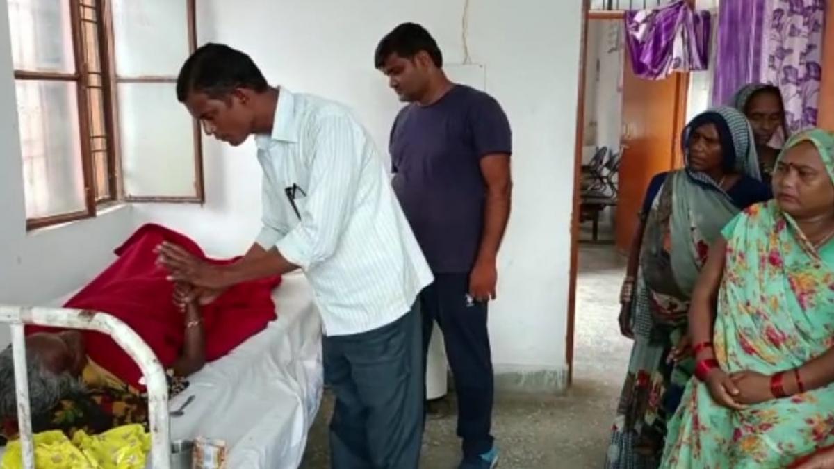 महिला को हॉस्पिटल में एडमिट कराया गया है