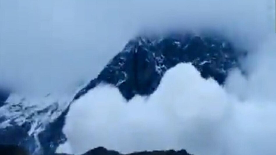 उत्तराखंड: केदारनाथ के पास बर्फ का पहाड़ खिसका - Uttarakhand An avalanche occurred this morning in the Himalayan region but no damage was sustained to the Kedarnath temple ntc - AajTak