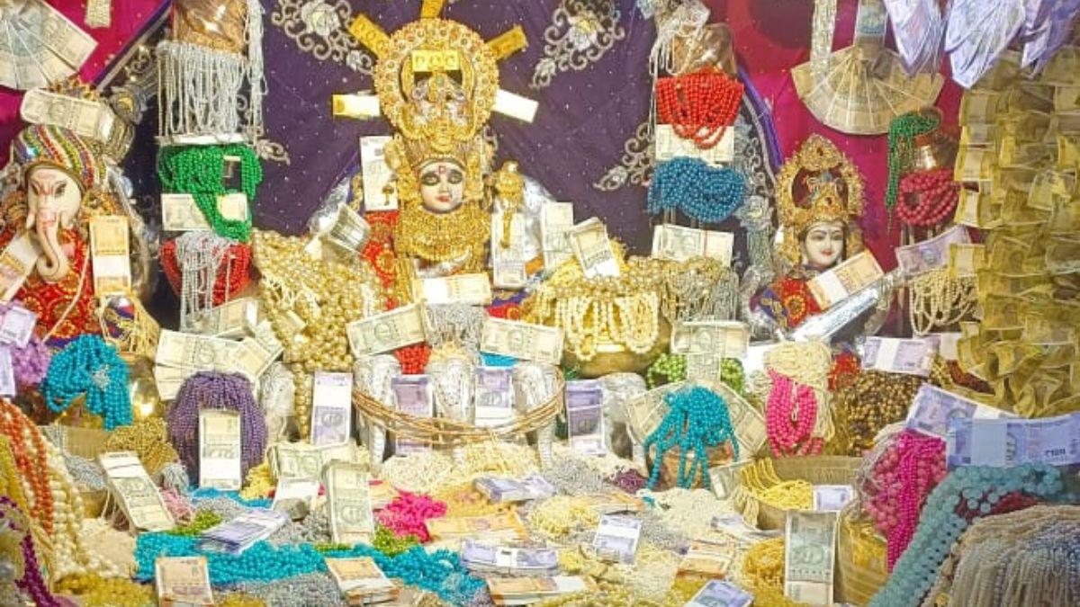 करोड़ों के नोटों से सजा महालक्ष्मी का मंदिर. (Photo: Aajtak)