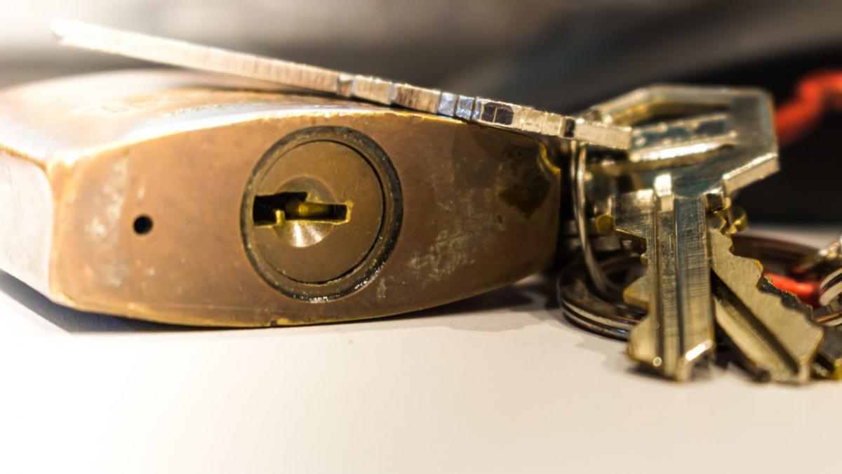 General Knowledge ताले के नीचे क्यों होता है एक छोटा सा छेद? ये है वजह