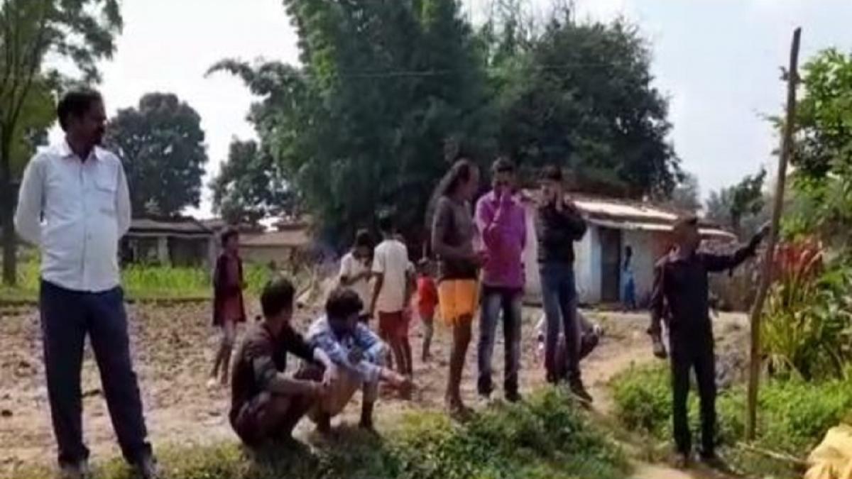 प्यार करने पर युवती को परिजनों ने दी सजा