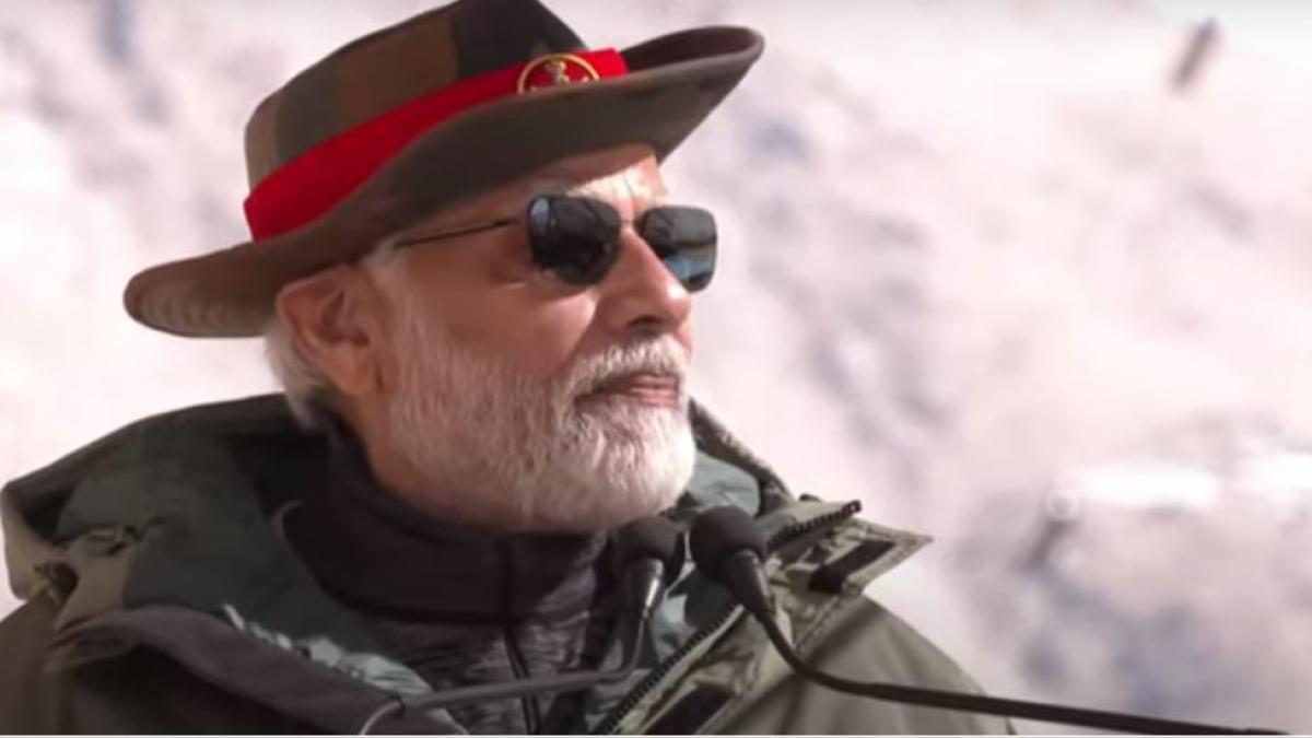 करगिल पहुंचे पीएम नरेंद्र मोदी