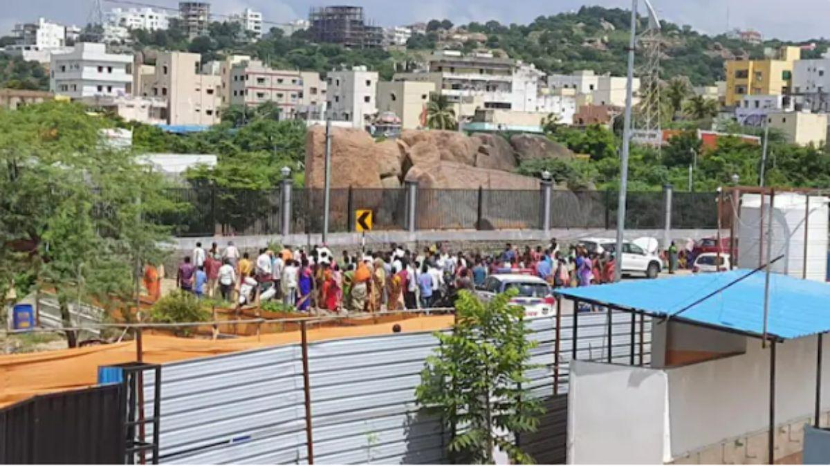 हैदराबाद की कुतुब शाही मस्जिद में भीड़ घुसने के बाद इलाके में तनाव व्याप्त हो गया है