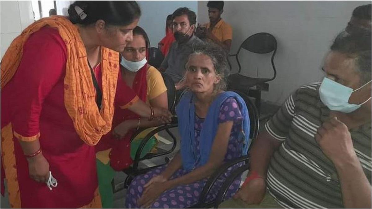 आगरा में चल रहा सपना का इलाज.