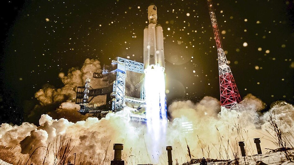 मिलिट्री सैटेलाइट को लेकर अंतरिक्ष की तरफ जाता अंगारा रॉकेट. (फोटोः रूसी रक्षा मंत्रालय)