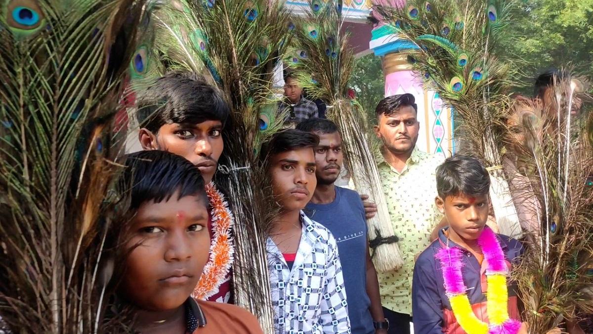 हाथ में मोर पंख लिए मौनिया.