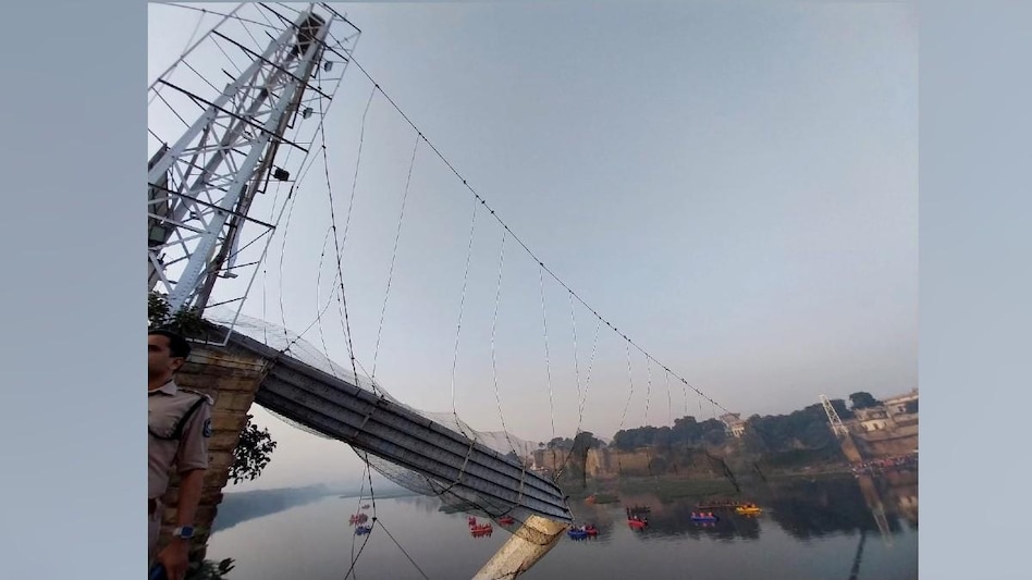 Morbi Bridge Collapse: 'हम उनसे मना करते रहे, वो ब्रिज को हिलाकर झूला झूल रहे थे', चश्मदीद बोले - Morbi Bridge Collapse eyewitness of accident claimed some boys were deliberately shaking the