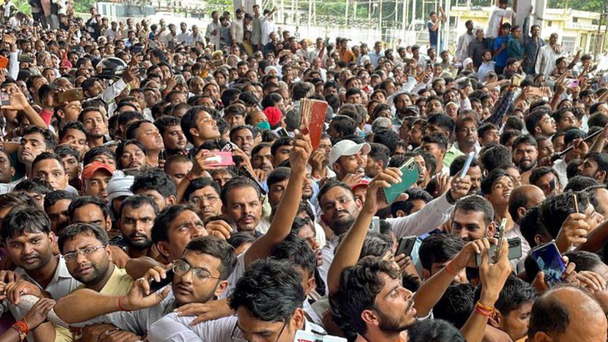 मुलायम सिंह यादव को अंतिम श्रद्धांजलि देने उमड़ी भीड़