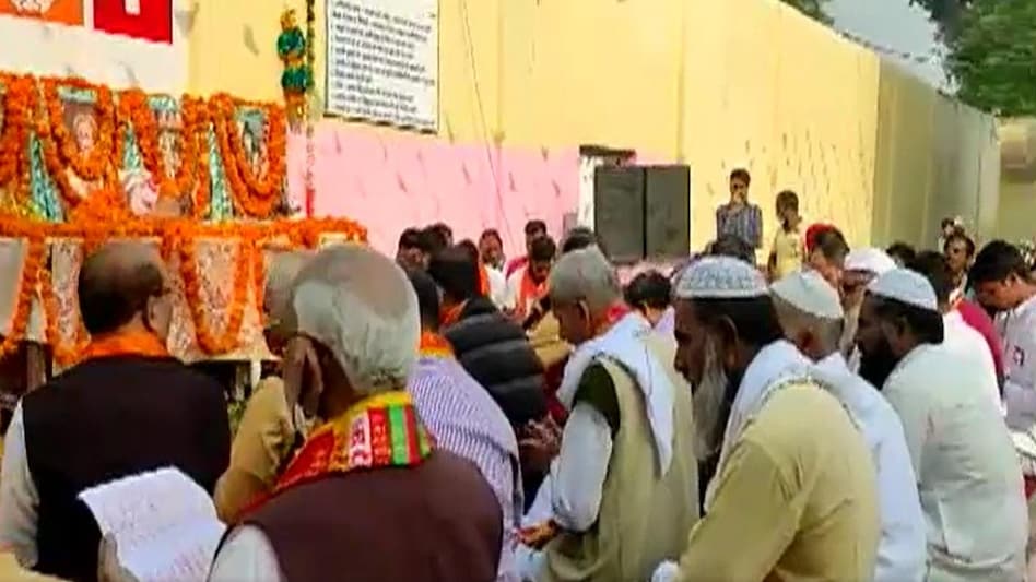 जेल में भजन करते हुए मुस्लिम कैदी