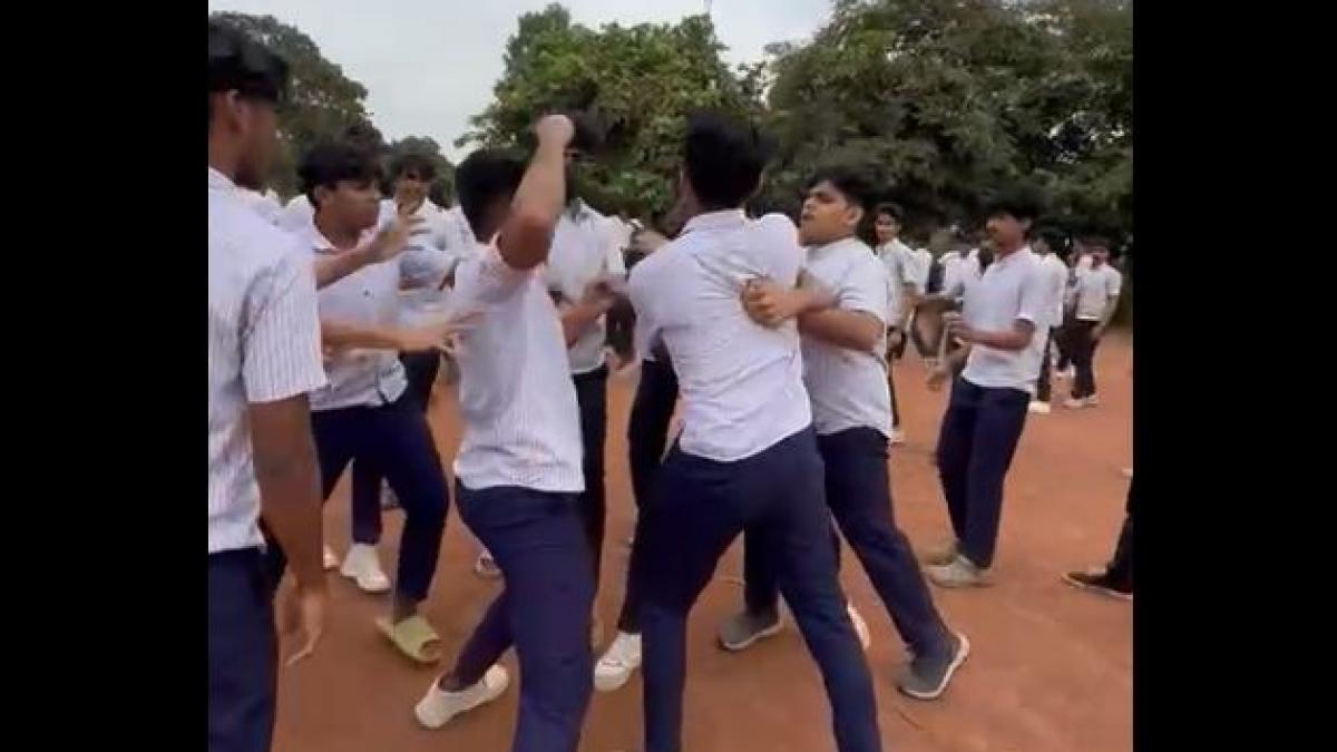 लंबे बालों के लिए सीनियर्स ने छात्र को जमकर पीटा