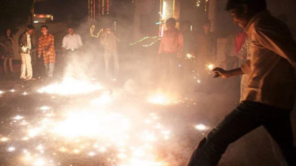 दिल्ली में पटाखे फोड़ने पर पूरी तरह प्रतिबंध, NCR में बैन और अनुमति कहां मिली? जानें सब कुछ दिल्ली में पटाखे फोड़ने पर पूरी तरह प्रतिबंध, NCR में बैन और अनुमति कहां मिली? जानें सब कुछ