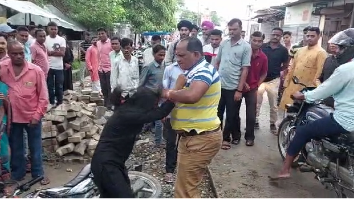पत्नी को पीटा वकील, तमाशबीन बने रहे लोग