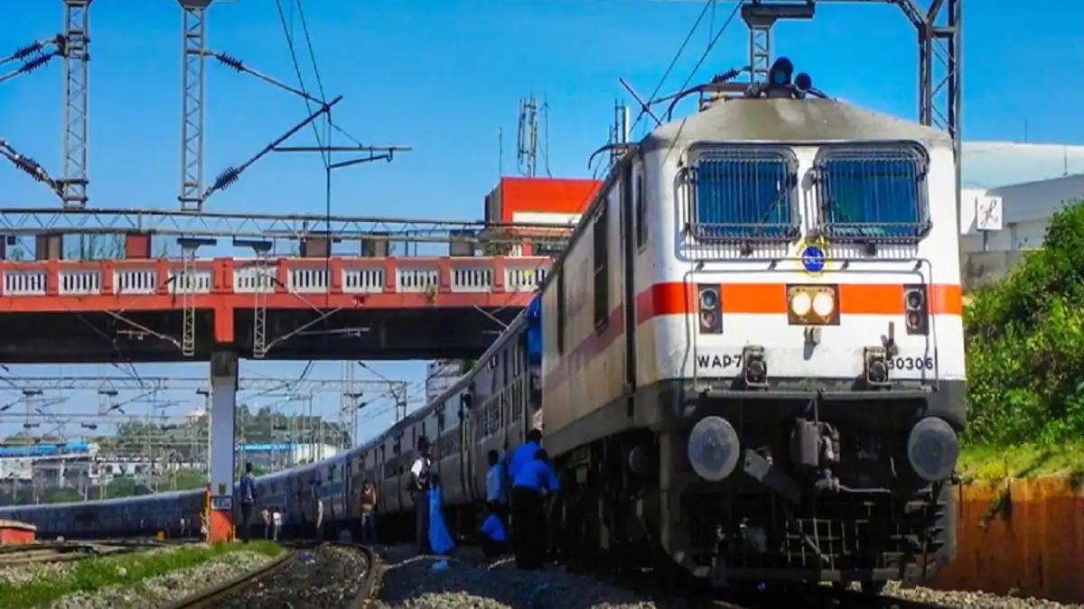 Indian railways buy ticket without money (File Photo)