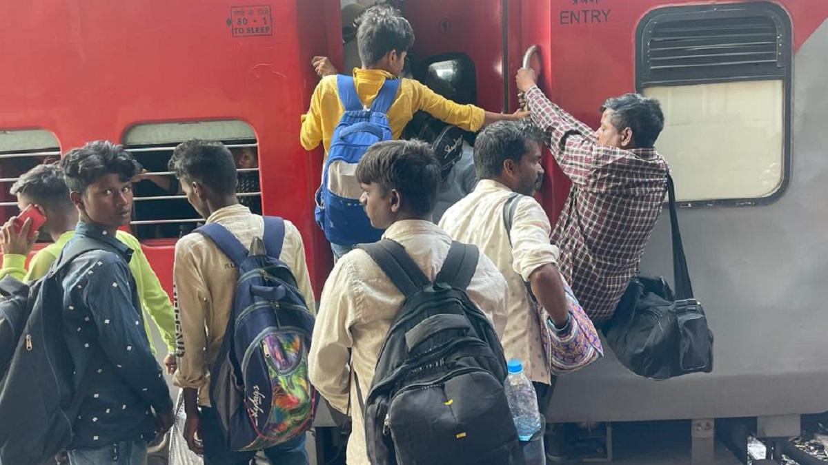 Crowds erupted in trains in views of Chhath