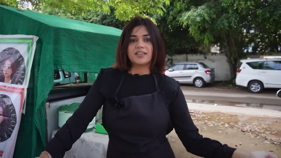 सिंगापुर से पढ़कर आई लड़की ने सड़क किनारे खोला ढाबा! - degree Holder Punjabi girl start roadside Dhaba viral video Tsty - AajTak