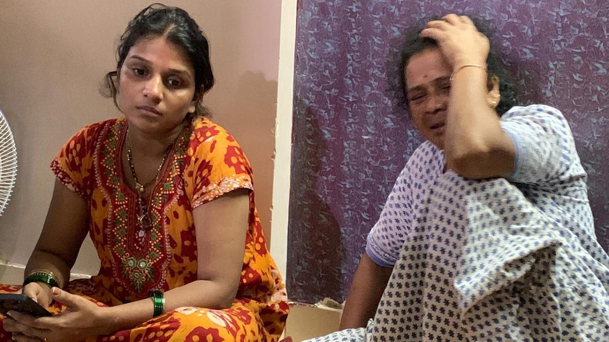 हादसे में मारे गए चेतन कदम की पत्नी और मां ने सरकार से मदद की गुहार लगाई.