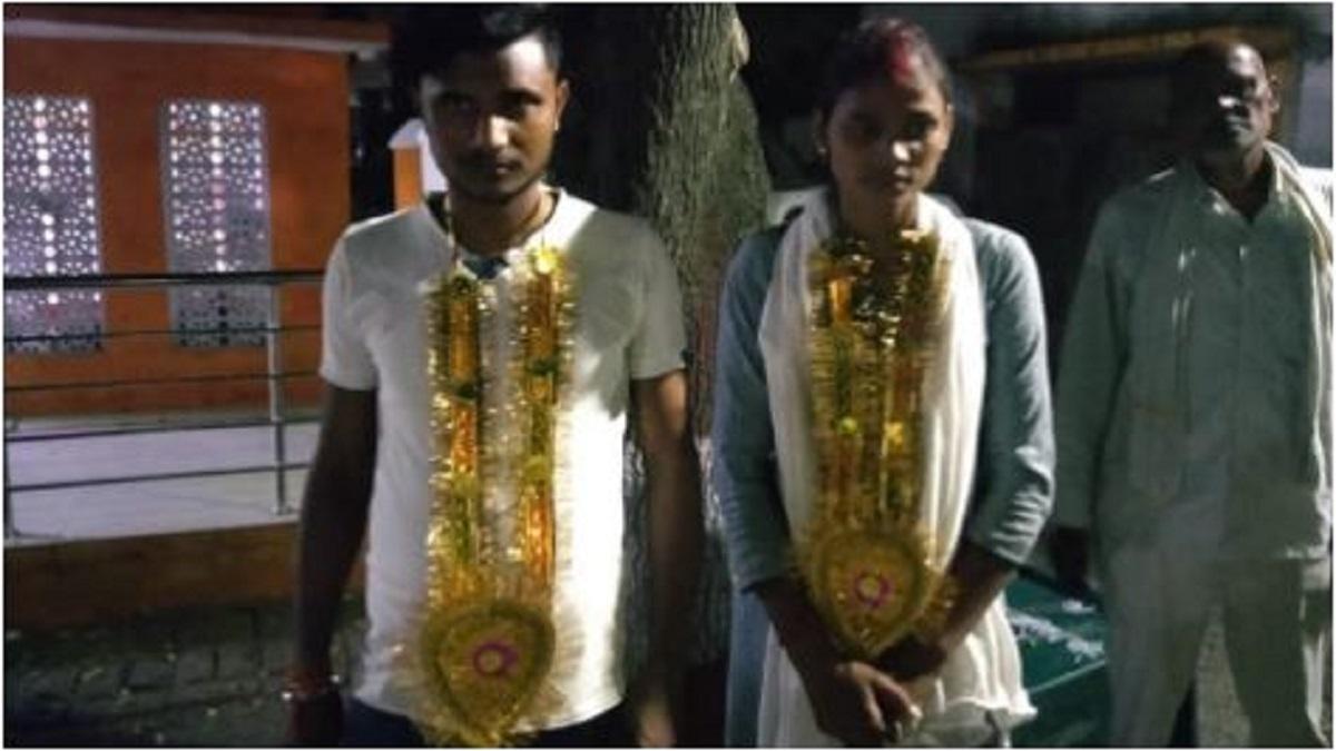 थाने में प्रेमी जोड़े ने एक दूसरे को डाली वरमाला.