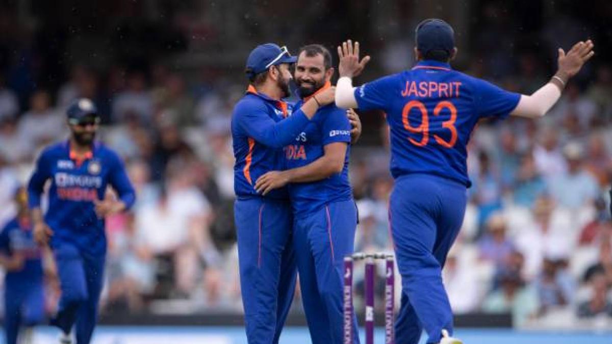 बुमराह और शमी जश्न मनाते हुए