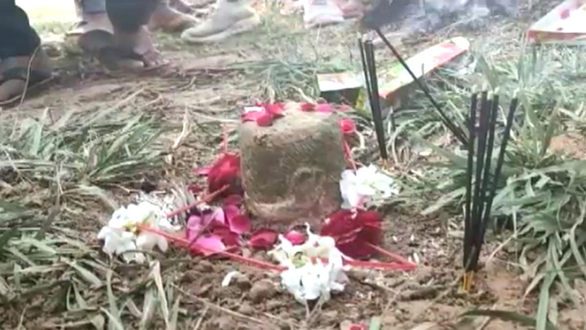 शिवलिंग की पूजा करने उमड़ी भीड़. 