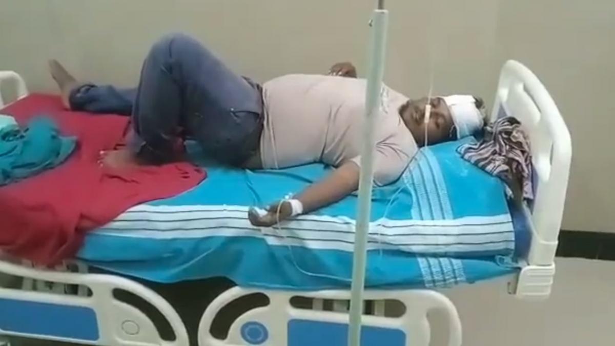 युवक के सिर में आई है गंभीर चोट 