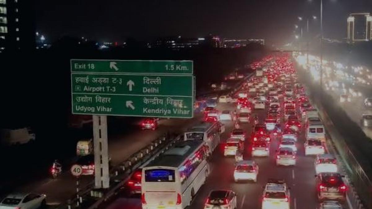 गुरुग्राम में लगा लंबा जाम