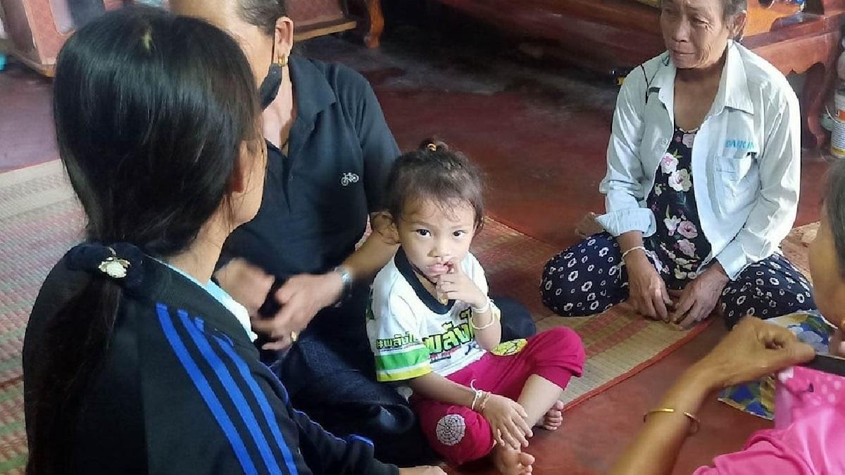 अपने परिवार के साथ एमी (Photo Credit: Viralpress)