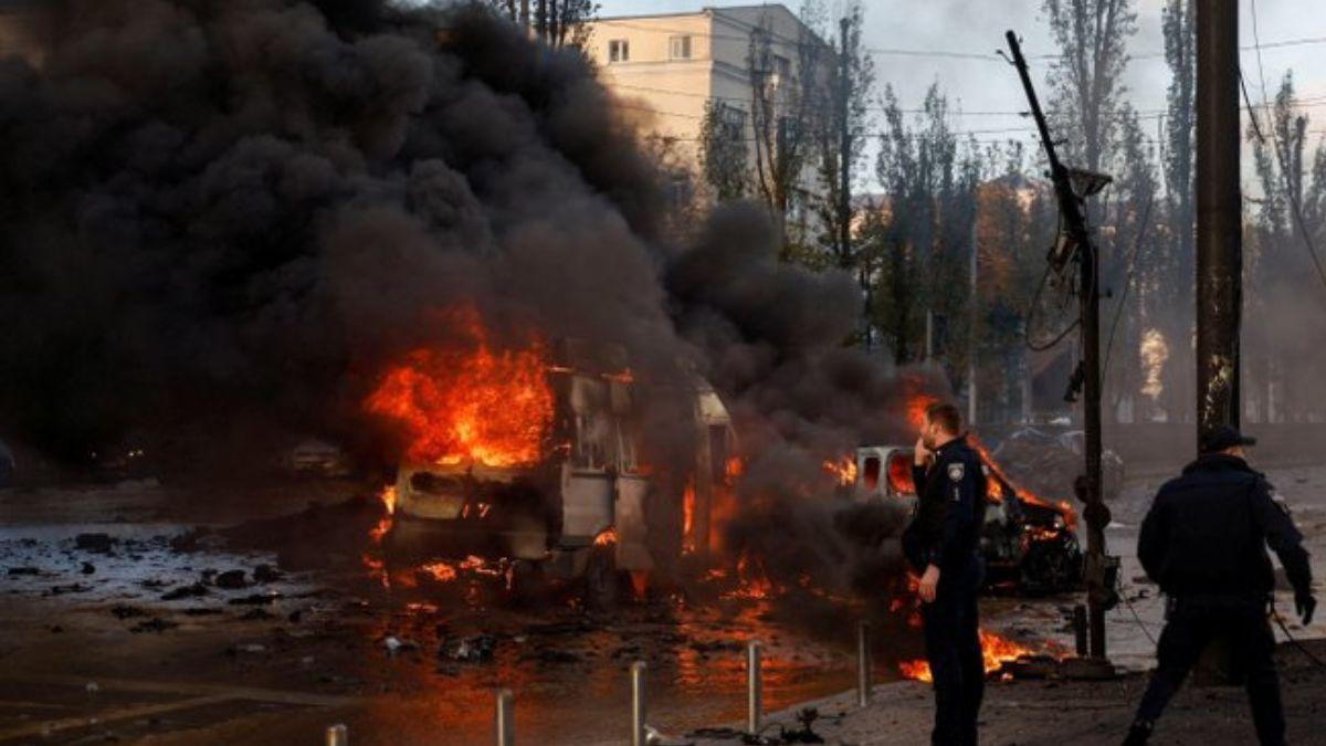  कीव पर हमले के बाद रिहायशी इलाकों में लगी आग (फोटो- रॉयटर्स) 