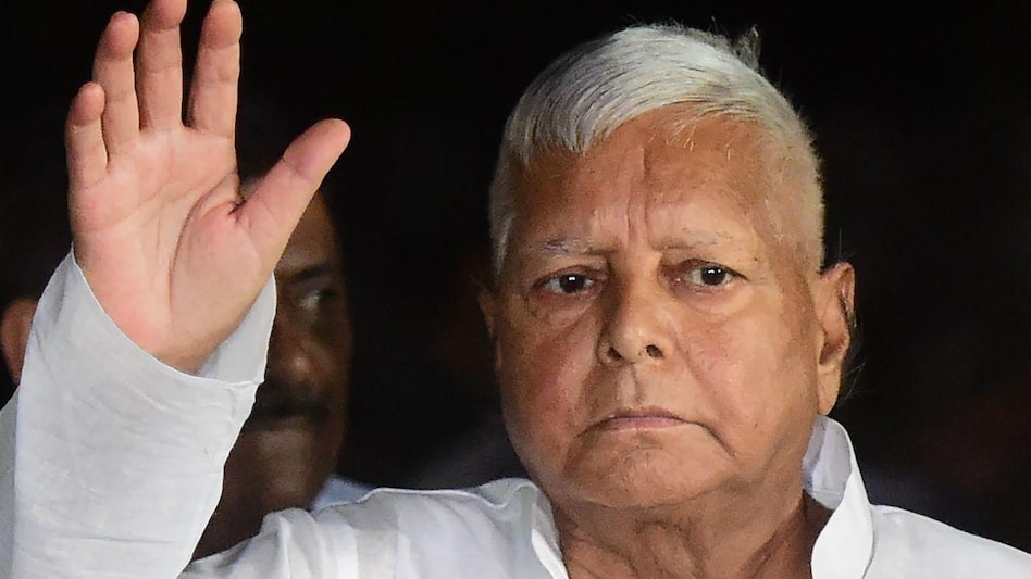 लालू यादव किडनी के इलाज के लिए सिंगापुर पहुंचे, बेटी रोहिणी यादव ने एयरपोर्ट पर किया रिसीव - Lalu yadav arrives in Singapore for kidney treatment Daughter Rohini welcomes him ntc ...
