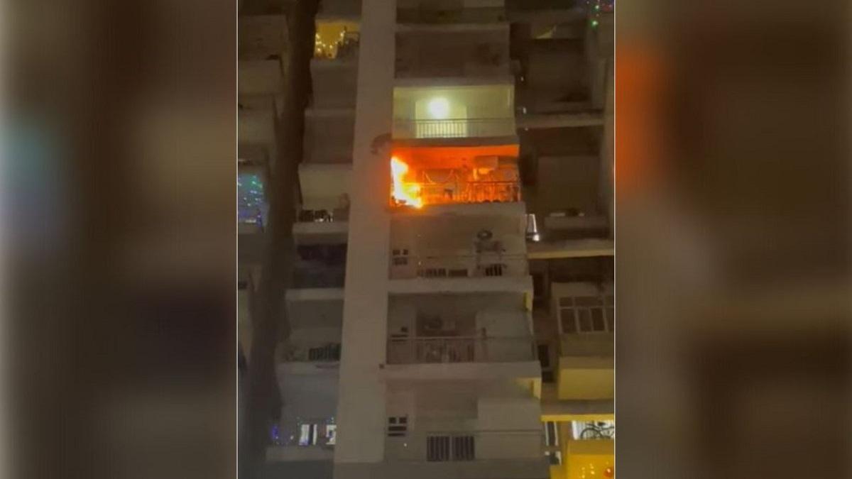 पुलिस और फायर ब्रिगेड की टीम ने पाया आग पर काबू.