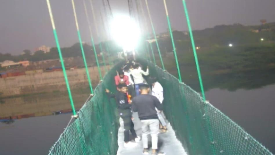 मोरबी ब्रिज हादसे का सीसीटीवी फुटेज आया सामने