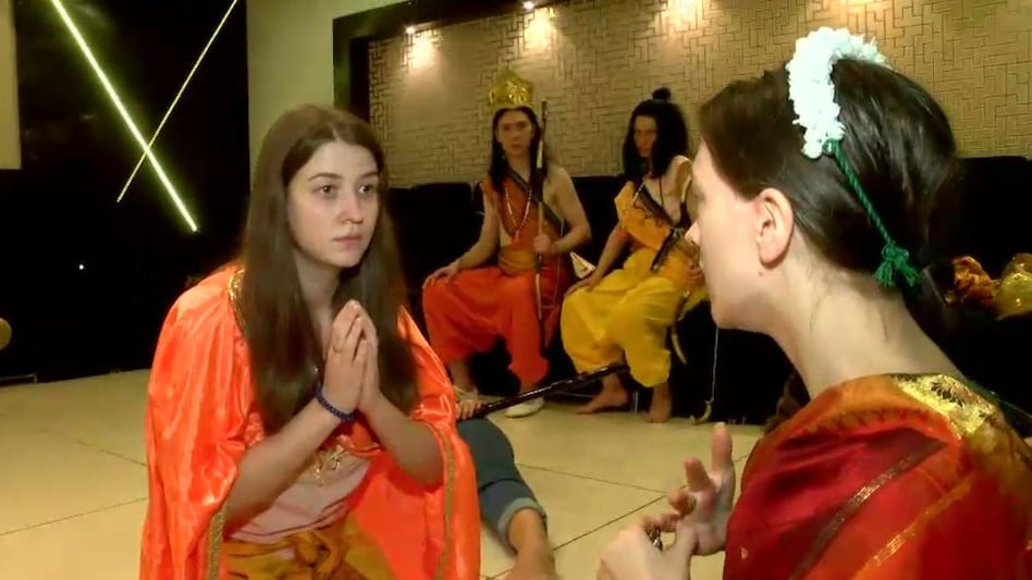 रामलीला मंचन की तैयारी करते रूस के कलाकार. (Photo: Aajtak)