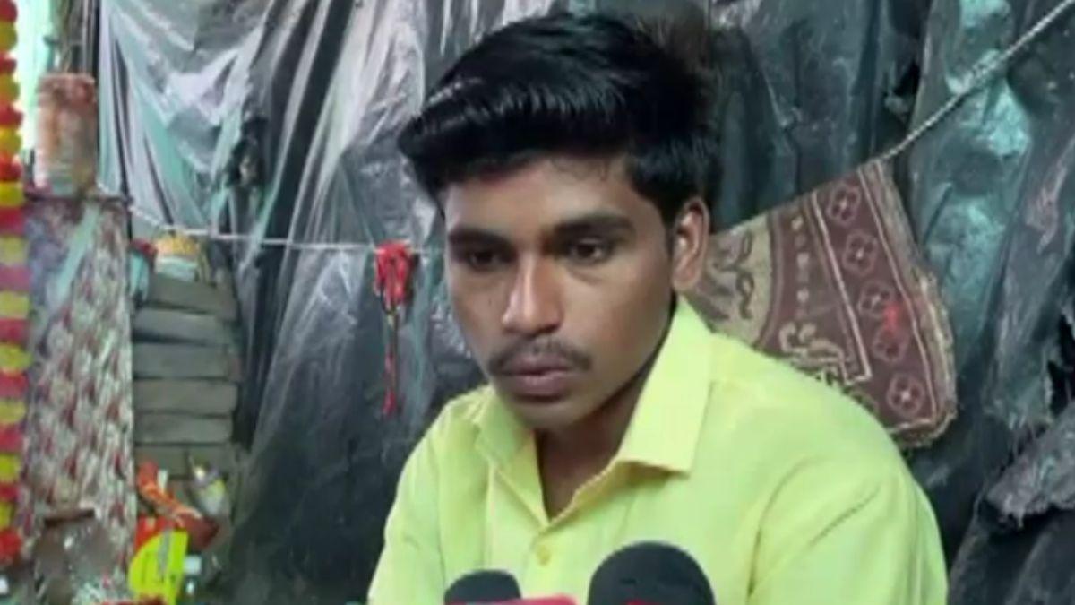 मामले की जानकारी देता युवक. 