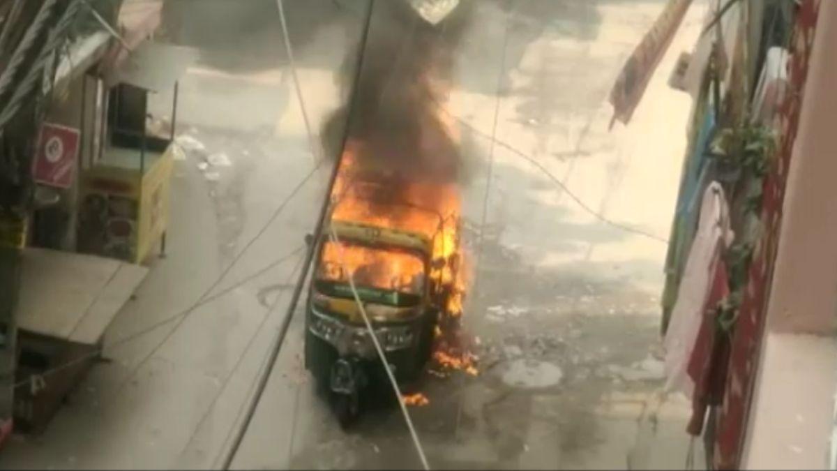 धू-धूकर जलता ऑटो. 