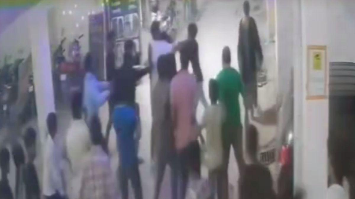 एंट्री गेट से निकलने से मना किया तो गार्ड को पीटा. (Photo: Video Grab)