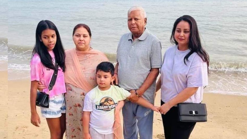 Lalu Yadav Singapore: ट्राउजर और टी-शर्ट में सिंगापुर में बीच पर घूमते दिखे लालू, तस्वीरें आईं सामने - lalu yadav singapore with daughters sea beach rohini acharya and meesa bharati ntc -