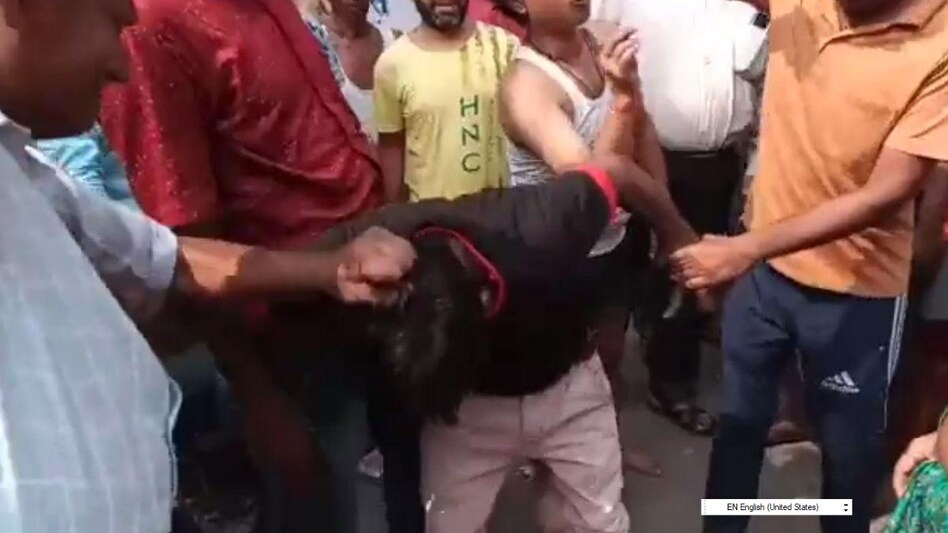 छेड़छाड़ के आरोपी को पीटा.