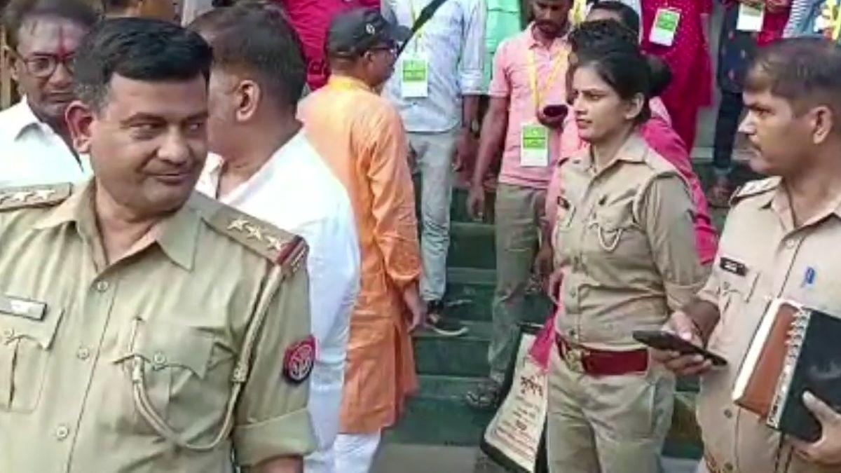 मामले की जानकारी मिलने पर जांच करने पहुंची पुलिस. 