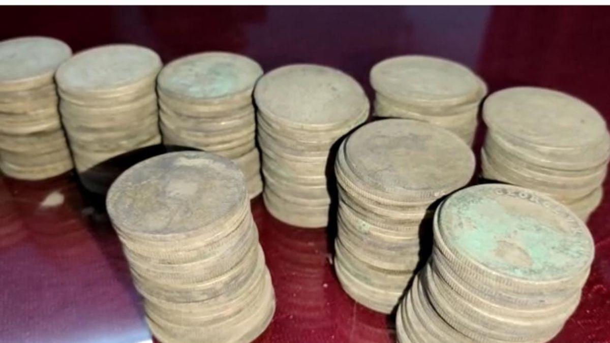 जमीन से निकले ब्रिटिश काल के 282 सिक्के. (Photo: Aajtak)