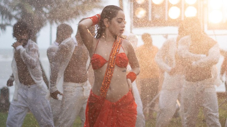 Urfi Javed Video: बारिश में नाचती उर्फी ने बताई अपनी 'मजबूरी', फैंस बोले- इंतजार नहीं होता - urfi javed new music video haye haye ye majboori teaser looked glamorous in orange saree