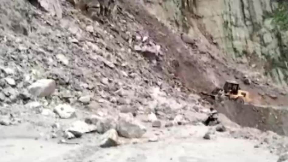 Uttarakhand Landslide: चंपावत में लैंडस्लाइड, टनकपुर-पिथौरागढ़ मार्ग बंद, जानें उत्तराखंड का मौसम - Landslide in Champawat Tanakpur Pithoragarh road closed rainfall in Uttarakhand weather ...