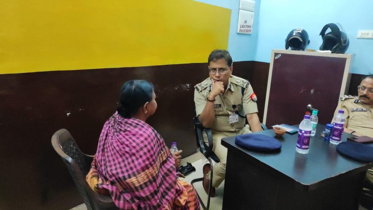 महिला से बातचीत करते पुलिस कमिश्नर ए सतीश गणेश