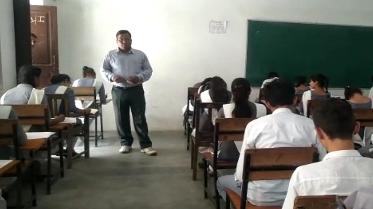 क्लासरूम की तस्वीर (aajtak.in)