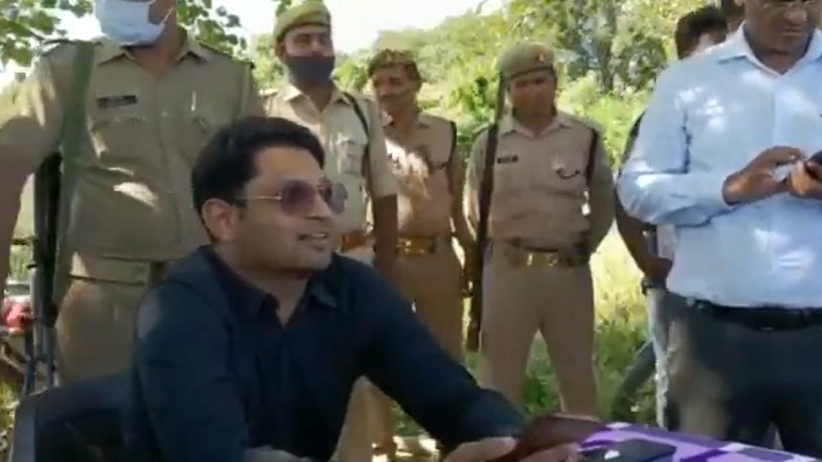 टांडा में बाढ़ राहत शिविर में अंबेडकरनगर के DM सैमुअल पॉल.