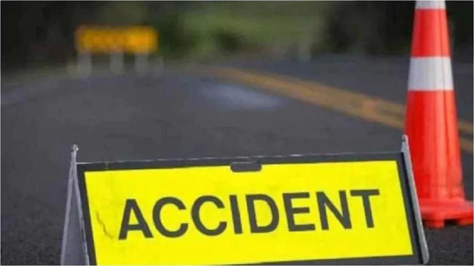 Delhi : बाइक एक्सीडेंट में धड़ से अलग हो गया युवक का सिर, जिसने भी देखा कांप गई उसकी रूह - man head severed from torso in bike accident new delhi LCLG - AajTak