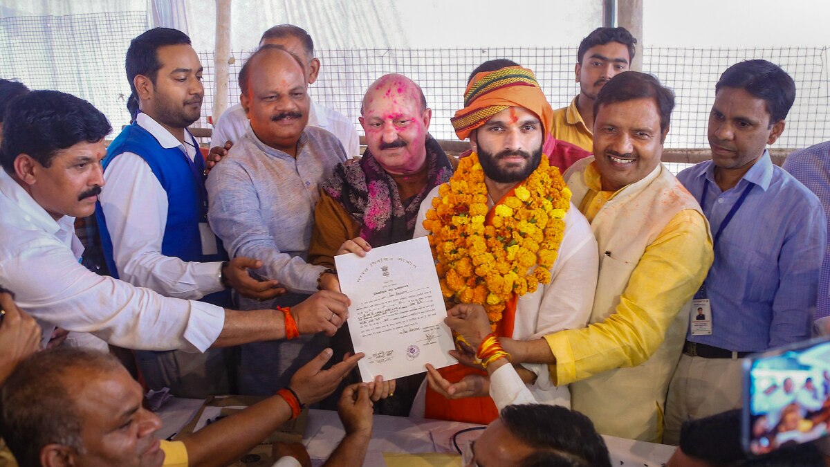 उपचुनाव में यूपी की गोला गोकर्णनाथ सीट पर बीजेपी के अमन गिरी ने जीत हासिल की.